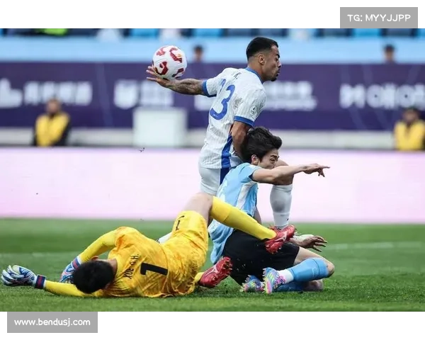 大连英博与上海申花激烈对决 上演精彩瞬间与战术较量